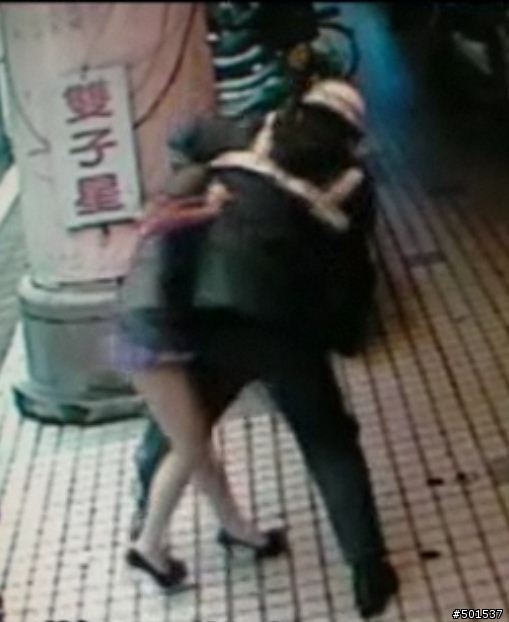 [補充]檳榔西施襲警過程截圖(被摔前的關鍵問題 + 推倒前、後截圖)……………………討論法規問題的網友請“和平討論”