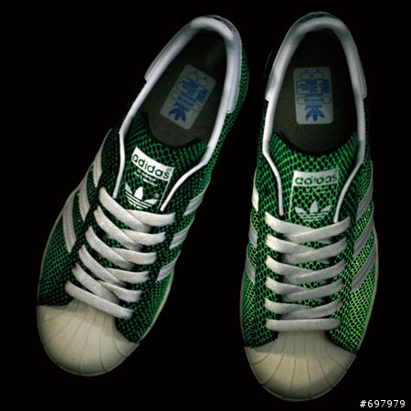 有人準備要衝 adidas X atmos 十周年限定 夜光黑蛇嘛?