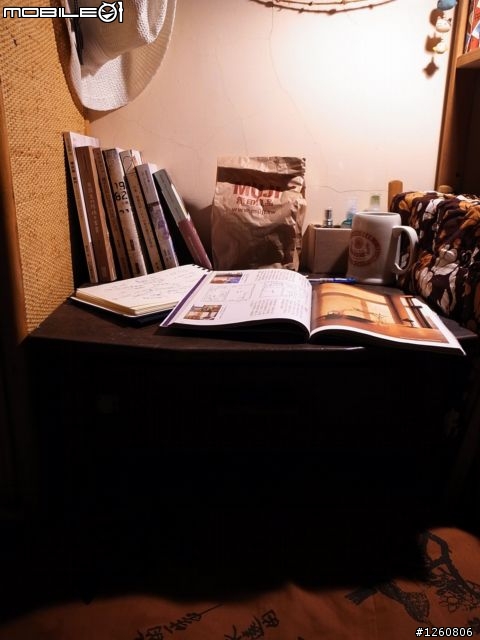 ＊小小氛圍＊加一張(有70年歷史)古意小桌，那~卯起來整理爆炸般的房間吧!!