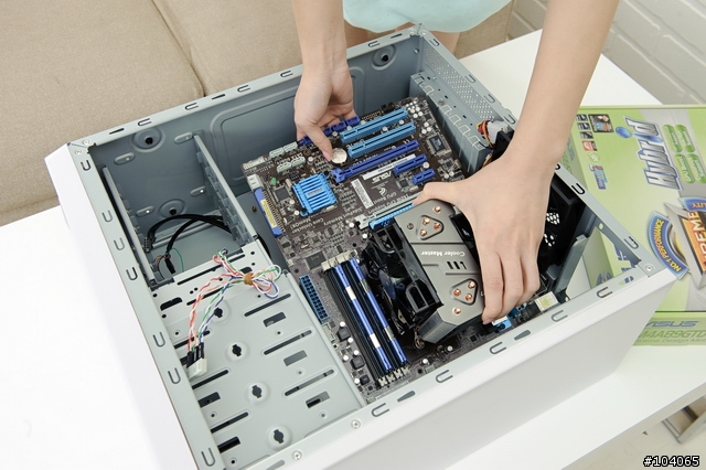 桌布釋出，27P，美女Sophie「開核」初體驗--華碩ASUS M4A89GTD PRO/USB3