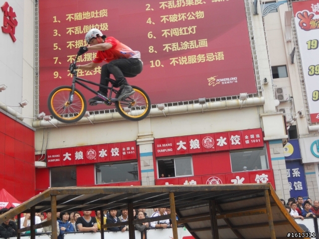 BMX表演  附有正妹圖