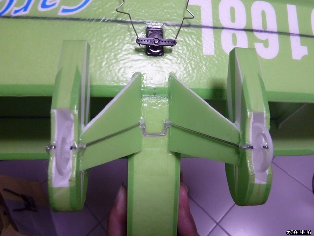 超口愛的 50cm 迷你小雙翼機