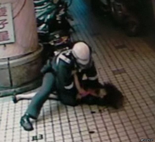 [補充]檳榔西施襲警過程截圖(被摔前的關鍵問題 + 推倒前、後截圖)……………………討論法規問題的網友請“和平討論”