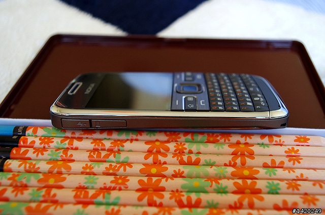 輕薄有型～新手不走商務路線的NOKIA E72灰銀版使用分享