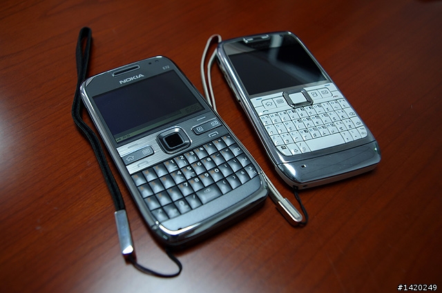 輕薄有型～新手不走商務路線的NOKIA E72灰銀版使用分享
