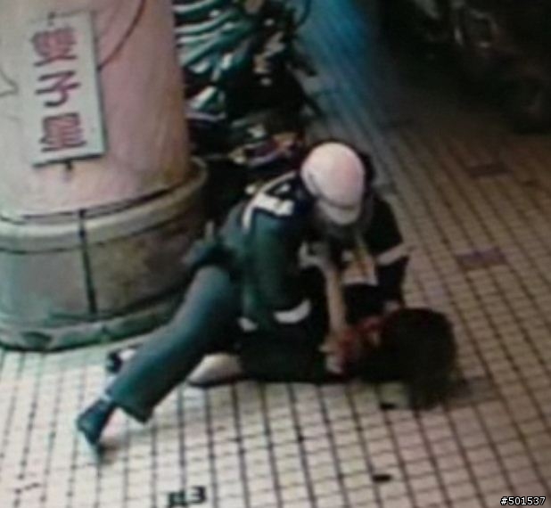 [補充]檳榔西施襲警過程截圖(被摔前的關鍵問題 + 推倒前、後截圖)……………………討論法規問題的網友請“和平討論”