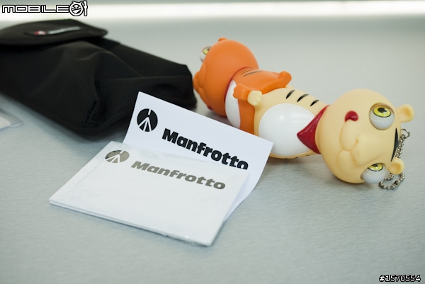 兩隻老虎的新玩具，Manfrotto 209 492 套組腳架