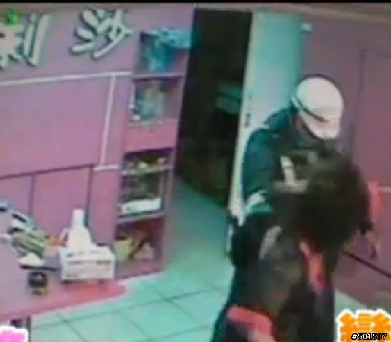 [補充]檳榔西施襲警過程截圖(被摔前的關鍵問題 + 推倒前、後截圖)……………………討論法規問題的網友請“和平討論”