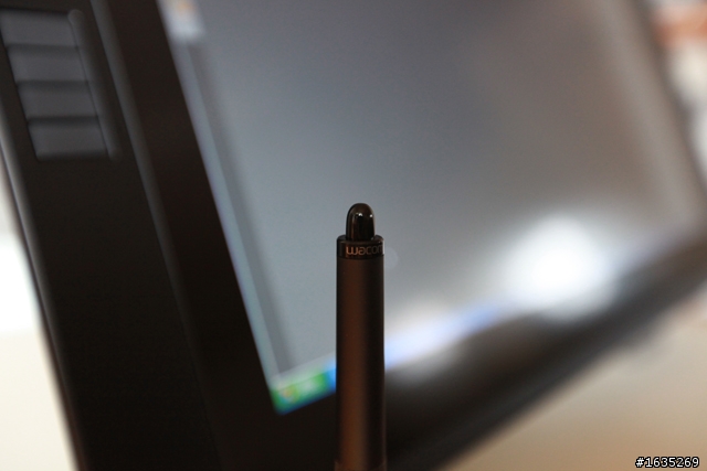 [開箱] 最新Wacom Cintiq 21 UX 螢幕手繪版