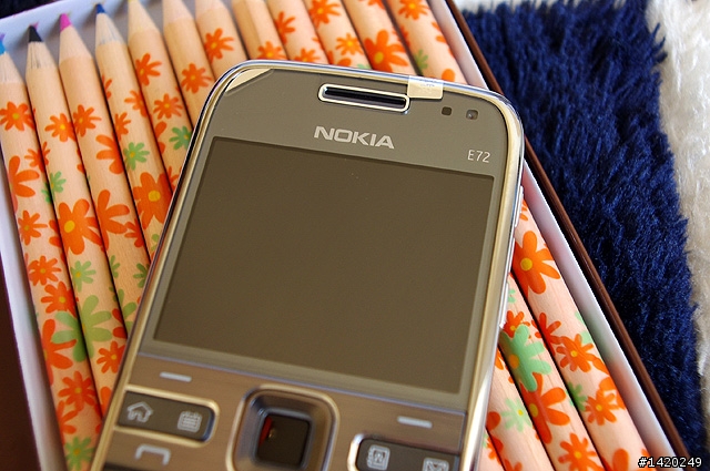 輕薄有型～新手不走商務路線的NOKIA E72灰銀版使用分享