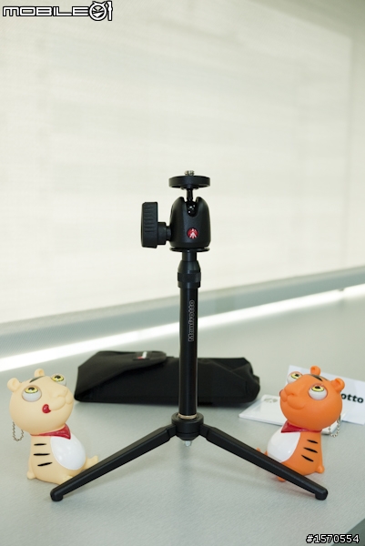 兩隻老虎的新玩具，Manfrotto 209 492 套組腳架