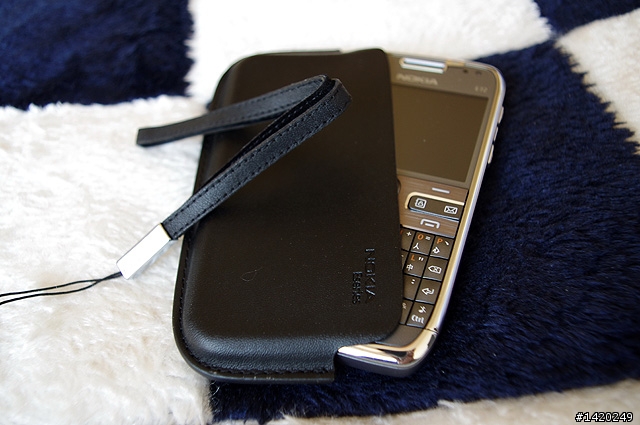 輕薄有型～新手不走商務路線的NOKIA E72灰銀版使用分享