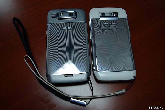 輕薄有型～新手不走商務路線的NOKIA E72灰銀版使用分享