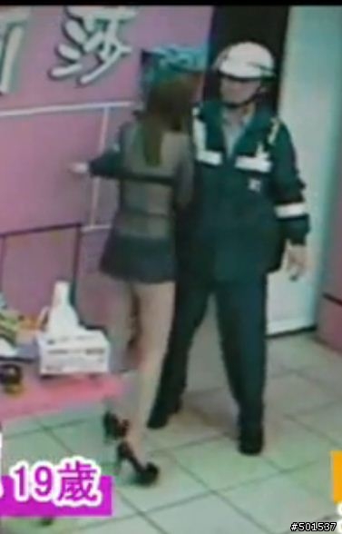 [補充]檳榔西施襲警過程截圖(被摔前的關鍵問題 + 推倒前、後截圖)……………………討論法規問題的網友請“和平討論”