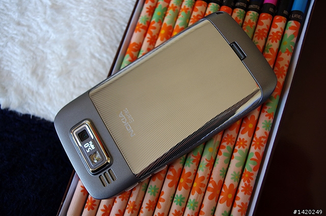 輕薄有型～新手不走商務路線的NOKIA E72灰銀版使用分享