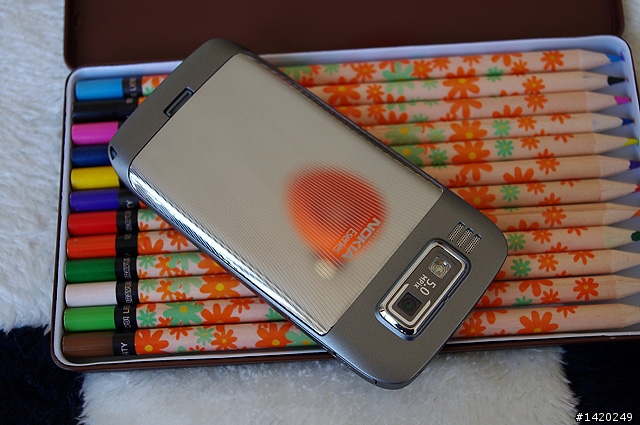 輕薄有型～新手不走商務路線的NOKIA E72灰銀版使用分享
