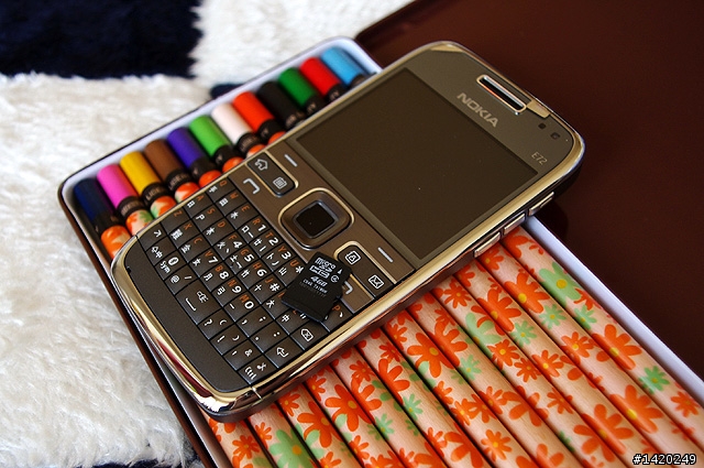 輕薄有型～新手不走商務路線的NOKIA E72灰銀版使用分享