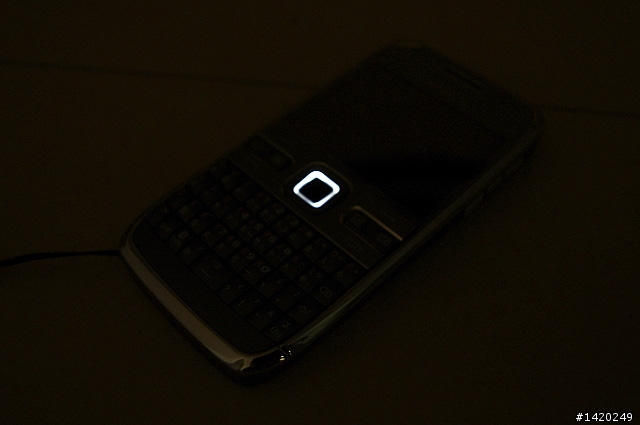 輕薄有型～新手不走商務路線的NOKIA E72灰銀版使用分享