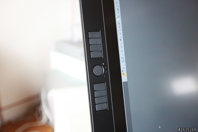 [開箱] 最新Wacom Cintiq 21 UX 螢幕手繪版