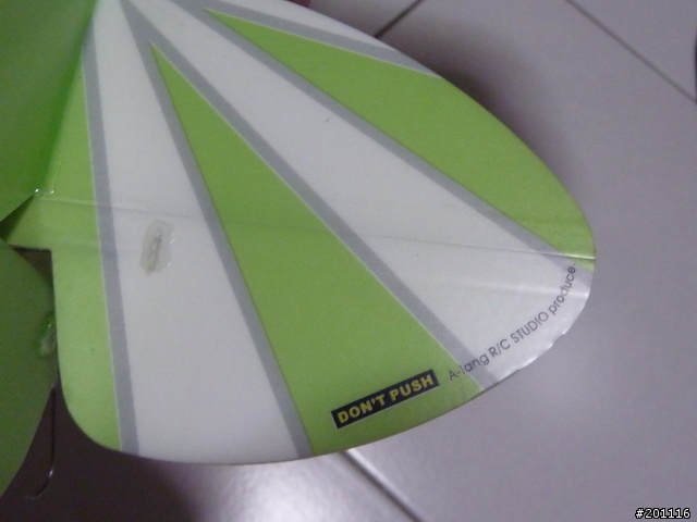 超口愛的 50cm 迷你小雙翼機