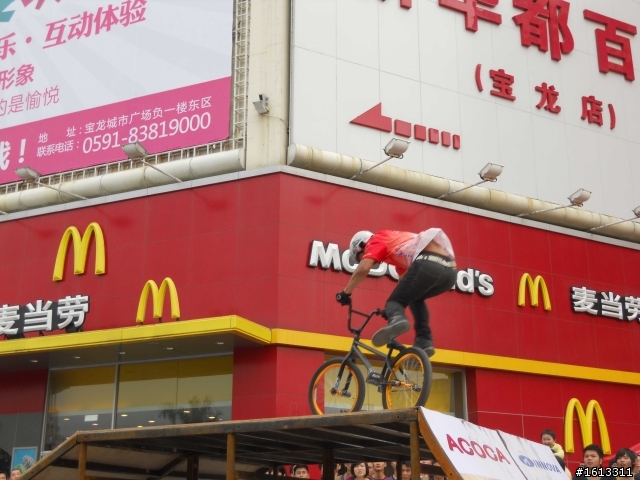 BMX表演  附有正妹圖