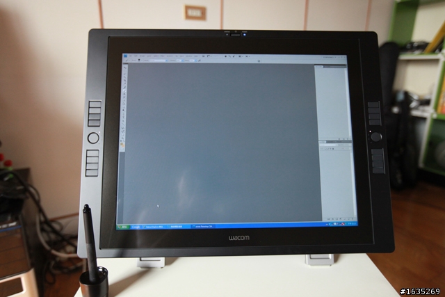 [開箱] 最新Wacom Cintiq 21 UX 螢幕手繪版
