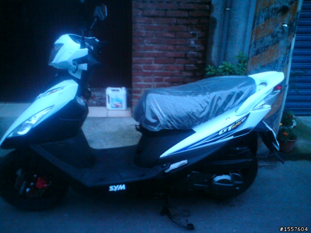 開箱文    SYM GT125白黑噴射版