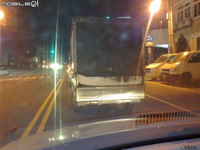 連車牌都不需要遮的路上目擊 小貨車讓我連車尾燈都看不到