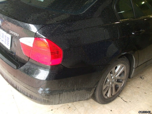 請問出險照片中的車子是同一輛嗎?