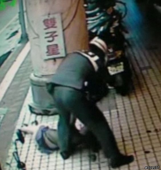 [補充]檳榔西施襲警過程截圖(被摔前的關鍵問題 + 推倒前、後截圖)……………………討論法規問題的網友請“和平討論”