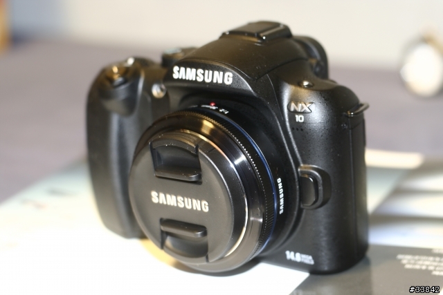 Samsung NX10 等了好久終於收到開一下箱