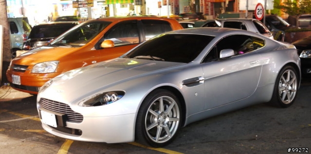 在逢甲夜市拍到的 Aston Martin