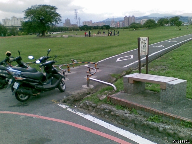 [圖多]4/27更新 申訴根本沒屁用 根本不用調查 他們說要罰就要罰( 機車誤闖沒標誌的自行車道 )