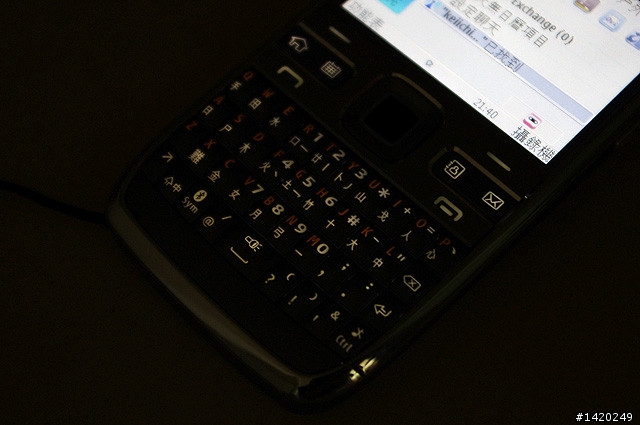 輕薄有型～新手不走商務路線的NOKIA E72灰銀版使用分享