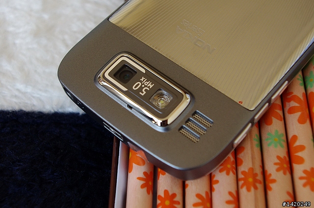 輕薄有型～新手不走商務路線的NOKIA E72灰銀版使用分享