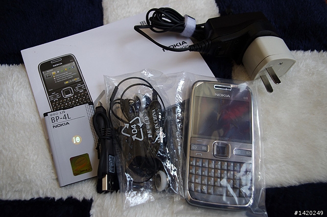 輕薄有型～新手不走商務路線的NOKIA E72灰銀版使用分享
