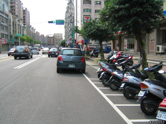 台北有錢沒地方停車,我可是有位置我也不停勒,,怎樣