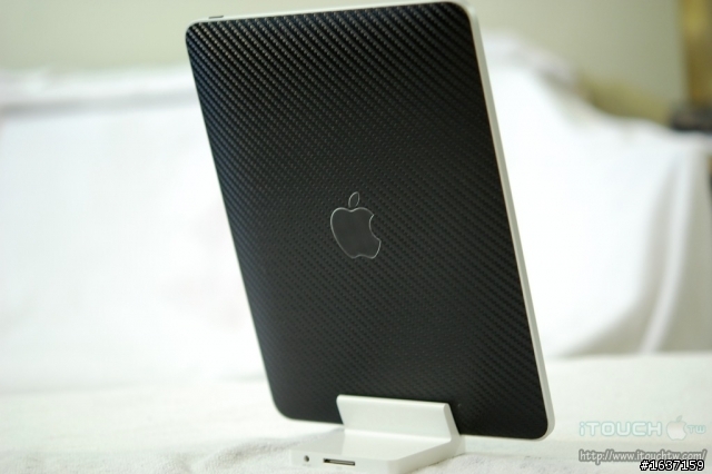 [開箱]iPad SGP-仿碳纖背殼保護貼