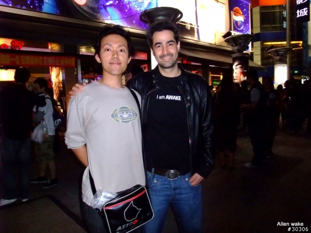 艾倫醒醒吧,別在睡了,Alan Wake 玩家見面會參加心得,哈哈,我有兩位製作人簽名的面板了