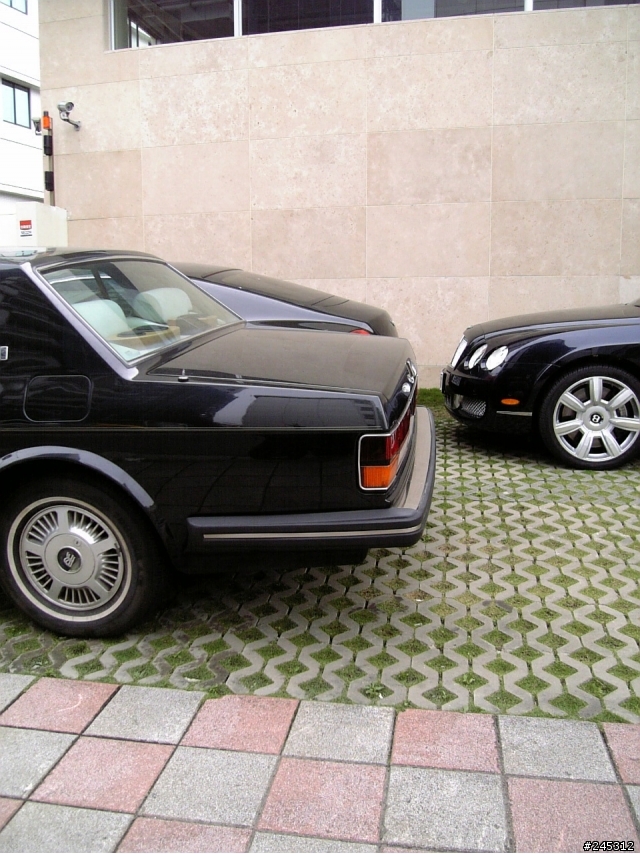 bentley 也要順便賣Aston Martin嗎?