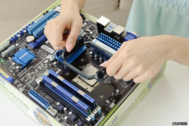 桌布釋出，27P，美女Sophie「開核」初體驗--華碩ASUS M4A89GTD PRO/USB3