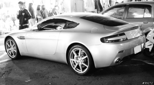 在逢甲夜市拍到的 Aston Martin