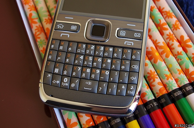 輕薄有型～新手不走商務路線的NOKIA E72灰銀版使用分享