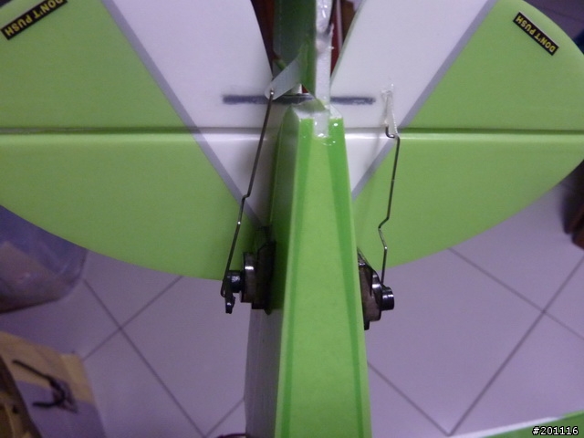 超口愛的 50cm 迷你小雙翼機