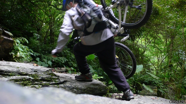 [遊記] 烏來雨中單車越野樂....卡拉莫基步道+哈盆越嶺古道(半程)