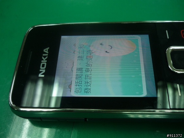 請教使用nokia2730的大大，你們的手機螢幕從側面看會變黑嗎?