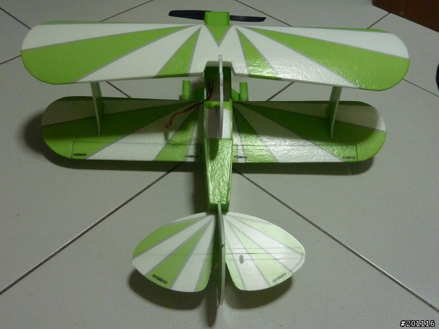 超口愛的 50cm 迷你小雙翼機