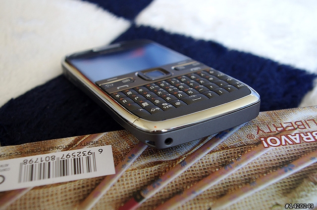 輕薄有型～新手不走商務路線的NOKIA E72灰銀版使用分享