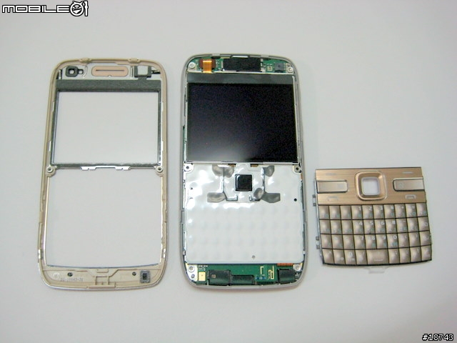 [分享] Nokia E72 脫光光的拆機照