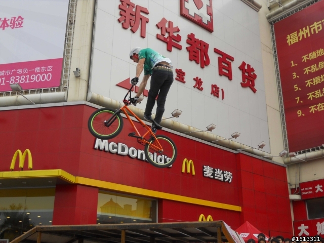 BMX表演  附有正妹圖